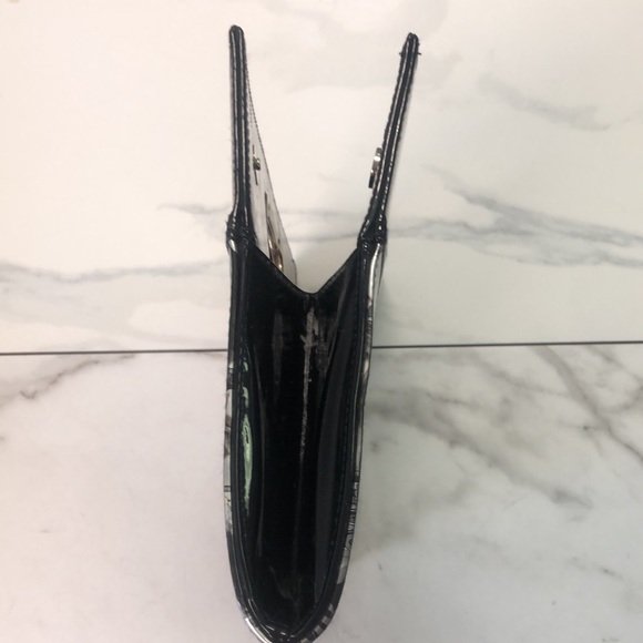 Olivia Miller Cut Handle Magazine Clutch - Picture 11 of 14